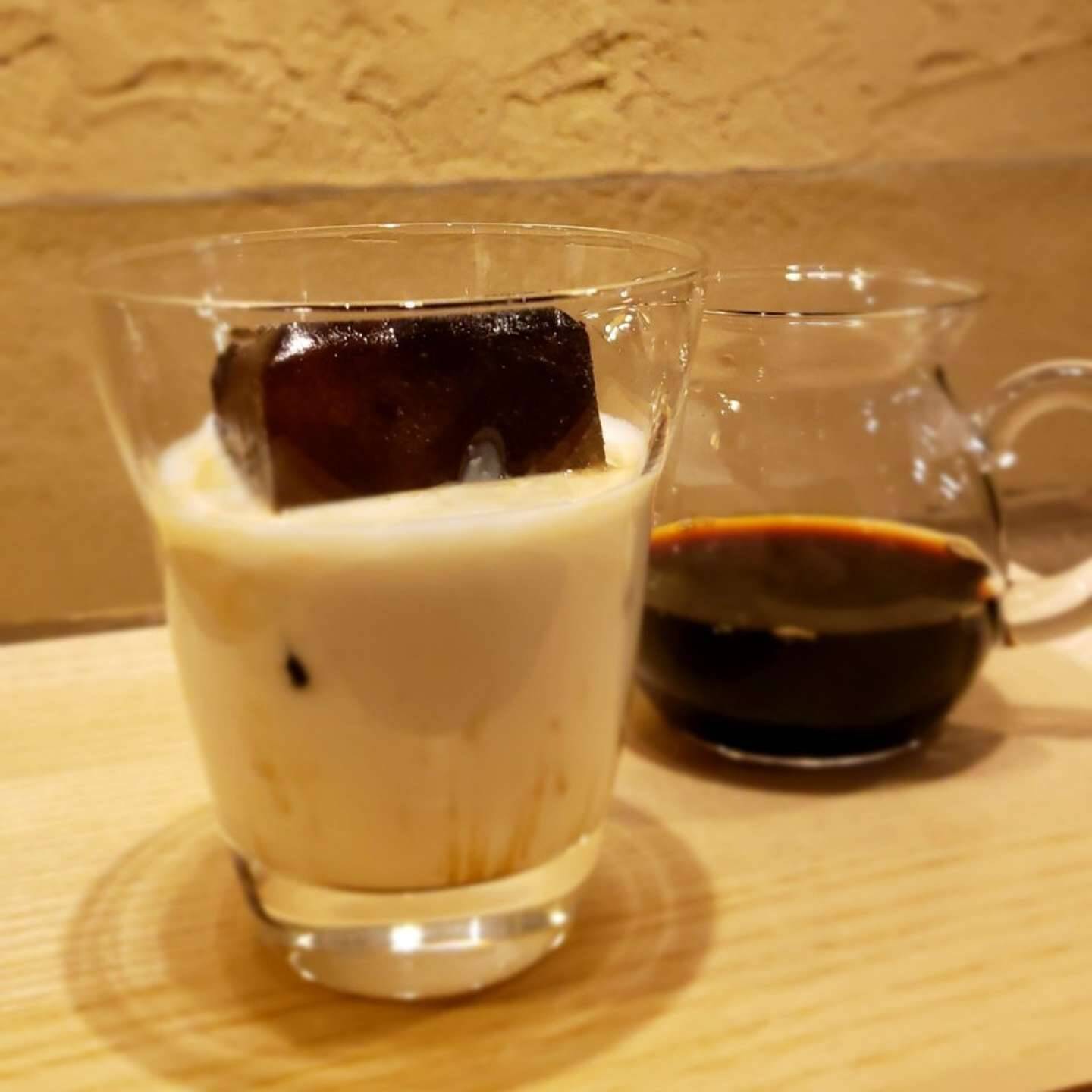 アイスコーヒーを注文 出てきたのはホットコーヒーと 茶色いキューブ 喫茶店のオシャレで粋な一杯に反響 21年4月7日 エキサイトニュース