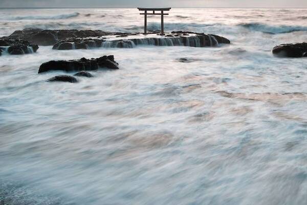 確実に 何か が降臨してる 荒海の中に立つ大洗の鳥居が神々しすぎる 21年4月19日 エキサイトニュース