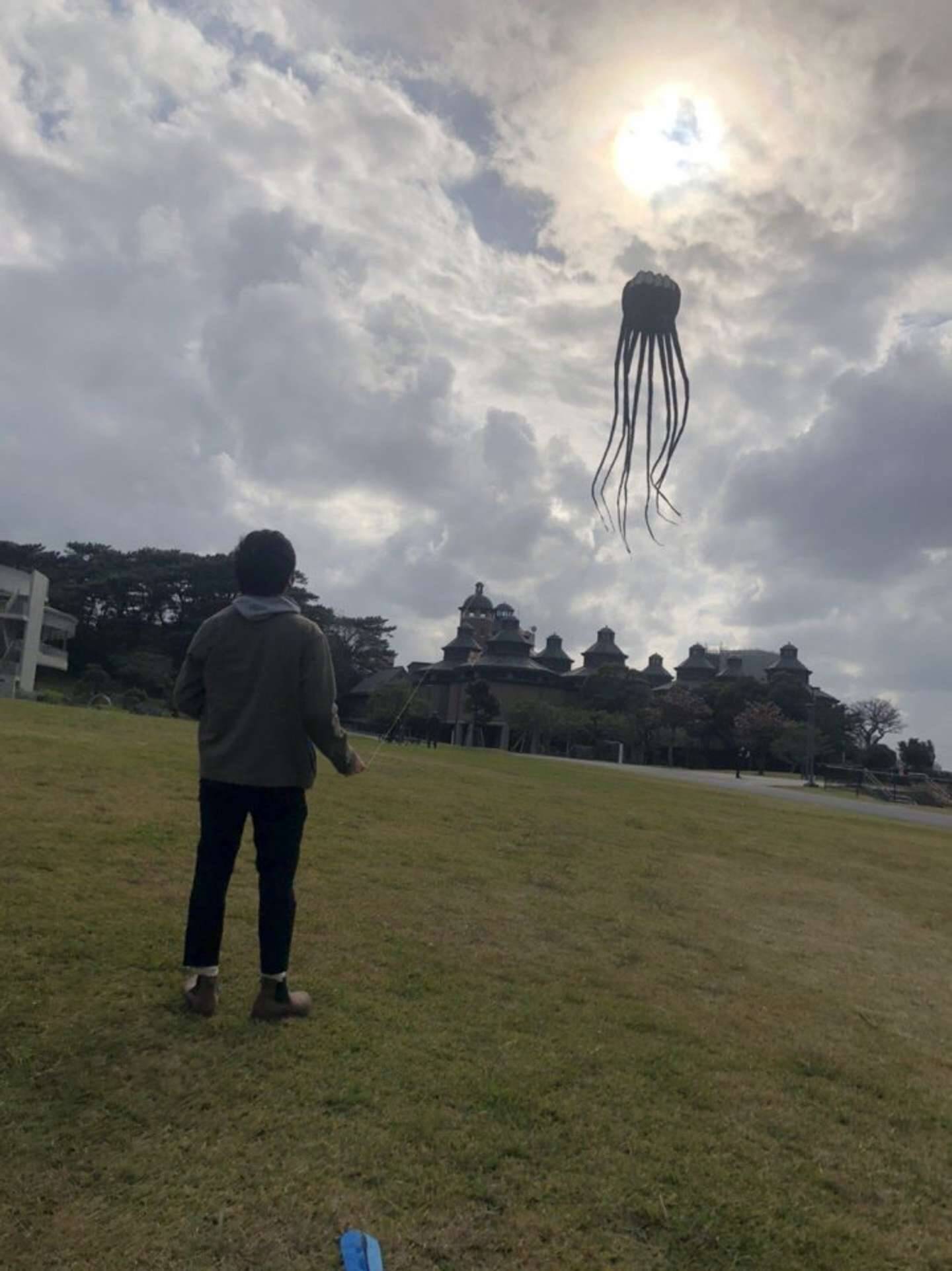 どうみても 宇宙人の襲撃 だ 沖縄の公園の空を泳ぐ 巨大タコ がumaすぎる 21年4月29日 エキサイトニュース