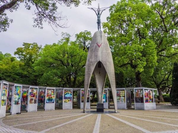 原爆の子の像 の鐘の中にスズメが巣作り 広島市 巣立つまで見守りたい 21年5月19日 エキサイトニュース