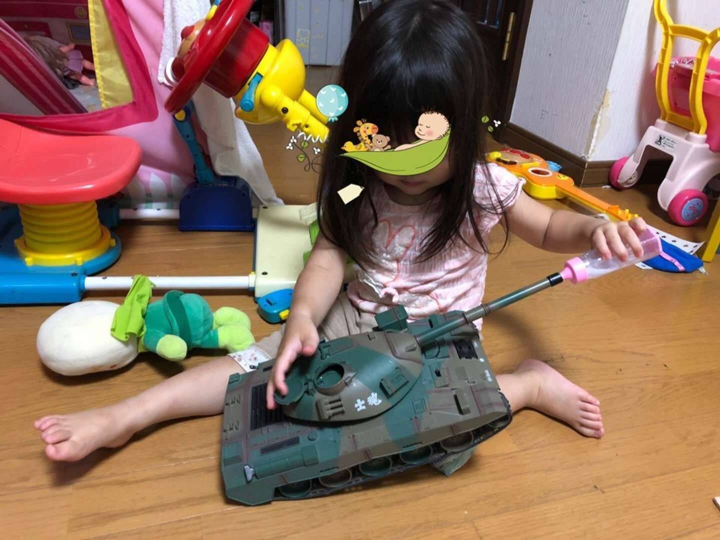 戦車 ごく ごく 衝撃的に微笑ましい2歳女児の おままごと に反響 21年7月1日 エキサイトニュース 戦車 ごく ごく 衝撃的に微笑ましい2歳女児の おままごと に反響 21年7月1日 エキサイトニュース