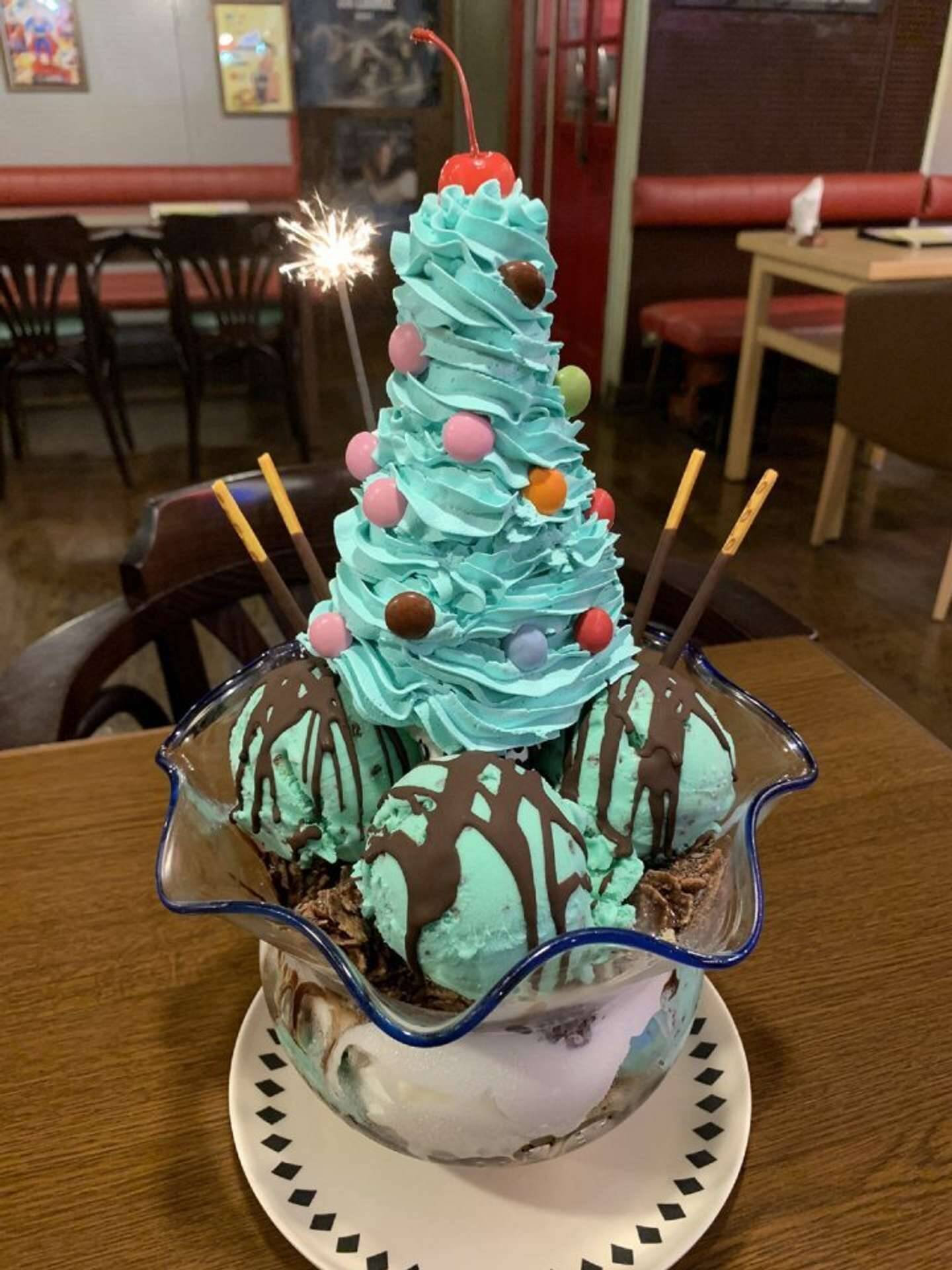 一生分のミントを摂取できそう 金魚鉢にギッシリ詰まった チョコミントパフェ に反響 21年8月4日 エキサイトニュース