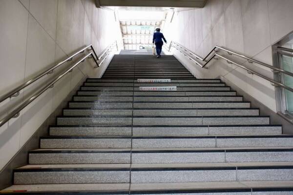 ベビーカーと赤ちゃんを抱え 階段を上る女性に遭遇 私のちっぽけなプライドさえなければ彼女は 都道府県 年齢不明 男性 21年9月7日 エキサイトニュース