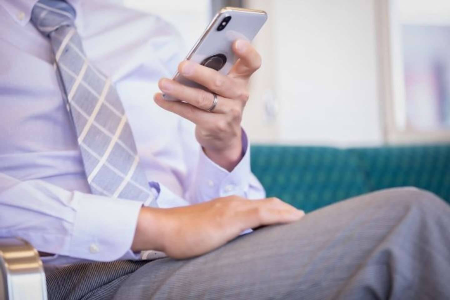 隣のおばさんがスマホを操作するたびに 彼女の肘が私を小突く 若者はこんなことしてこないのに 奈良県 50代男性 21年9月17日 エキサイトニュース