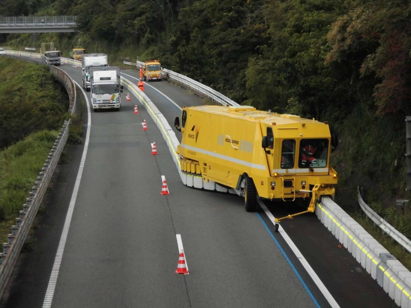 盛大に事故ってるのかと思った 高速道路で働く車 Btm の作業風景が衝撃的すぎる 21年10月8日 エキサイトニュース