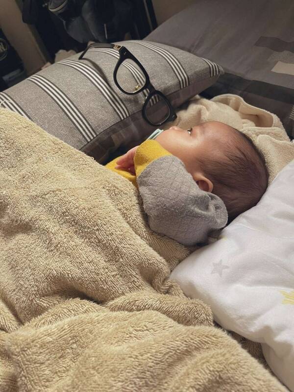 それはママではありませんが 赤ちゃんの寝かしつけを メガネ に任せてみた結果 成功しちゃった件について 21年12月5日 エキサイトニュース