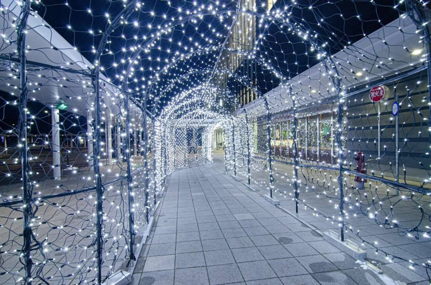 いったい何を取り込んだんだ 新函館北斗駅で人々を待ち受ける ずーしーほっきー の光るオブジェが怪しすぎる 21年12月8日 エキサイトニュース 2 2