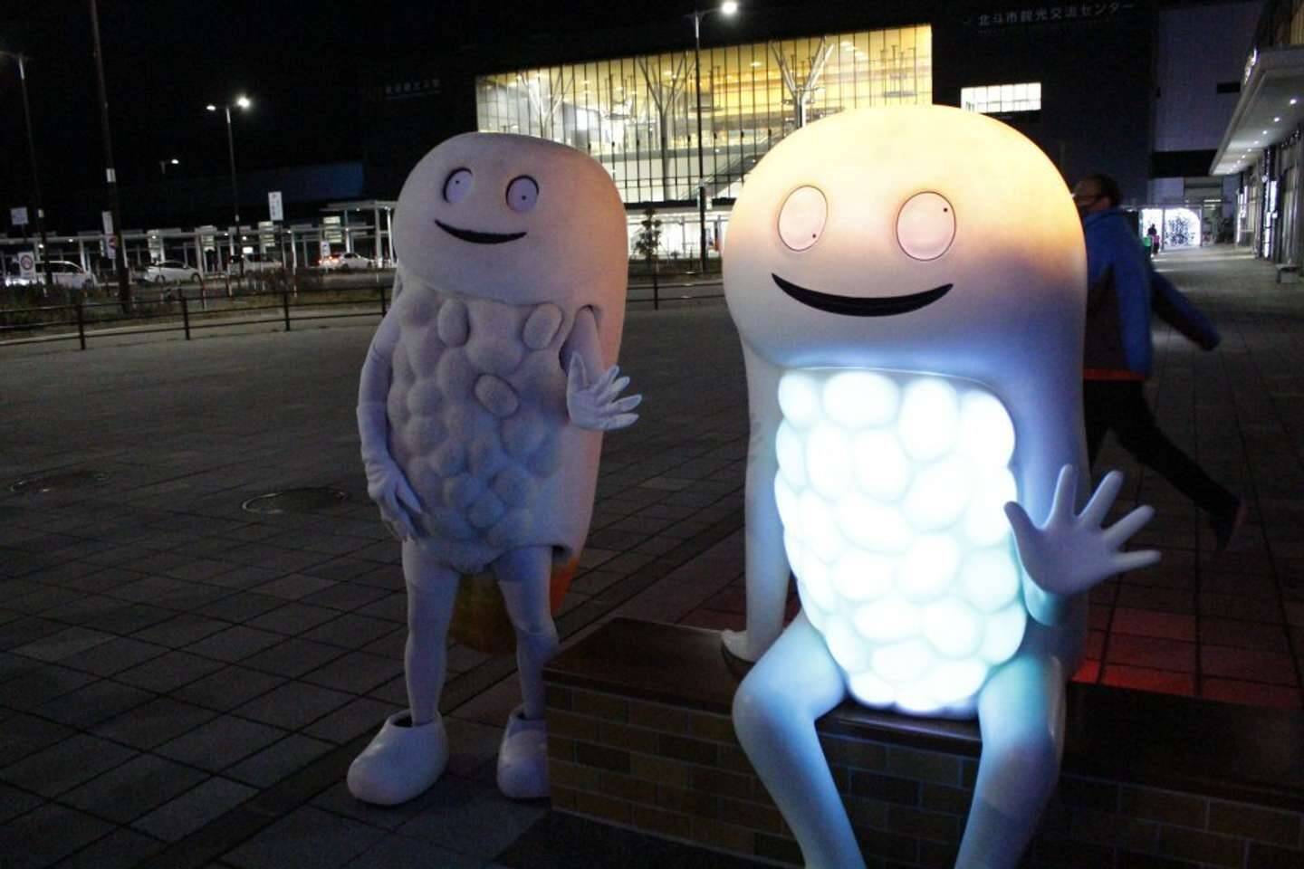 いったい何を取り込んだんだ 新函館北斗駅で人々を待ち受ける ずーしーほっきー の光るオブジェが怪しすぎる 21年12月8日 エキサイトニュース