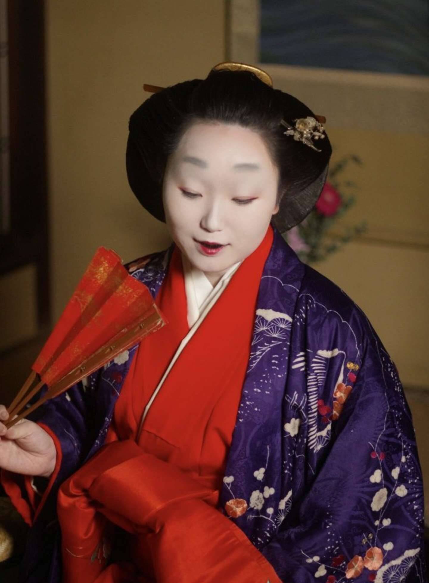 未来の歴史家が困惑しちゃう...　スマホ＆タブレットを巧みに操る「江戸時代の公家女性」が激写される