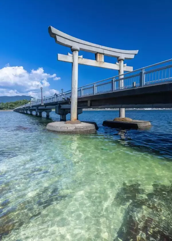 「まるで神様の通り道」　蒲郡・竹島へ向かう一本橋...透き通る海と鳥居が美しい