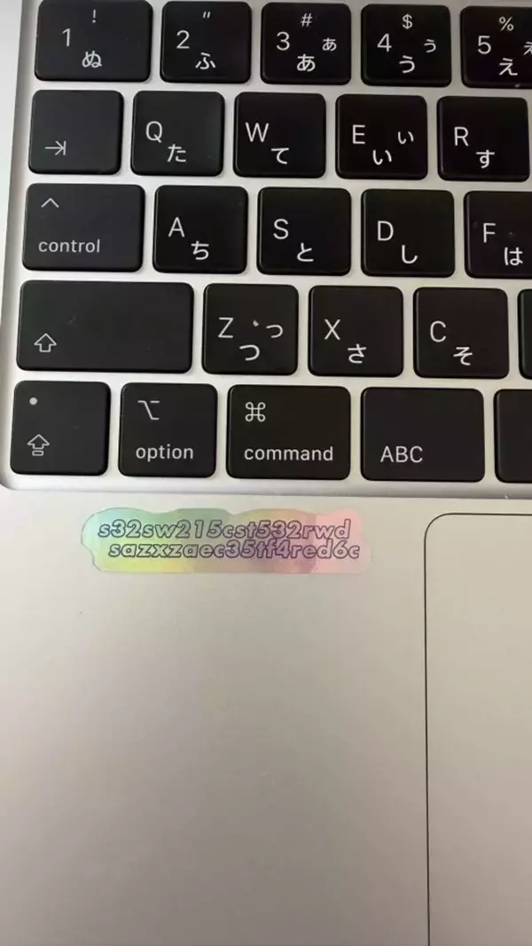パスワードっぽいけど、実は？　PCに貼られた「文字列ステッカー」の〝真相〟に3.8万人感嘆