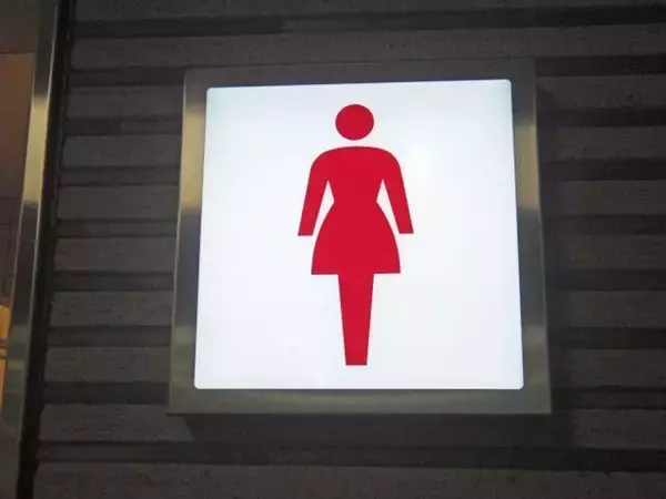 「3歳の息子を連れて行った駅のトイレ。『もれそう』と言う息子に、前に並ぶ女性が声をあげ...」（大阪府・40代女性）