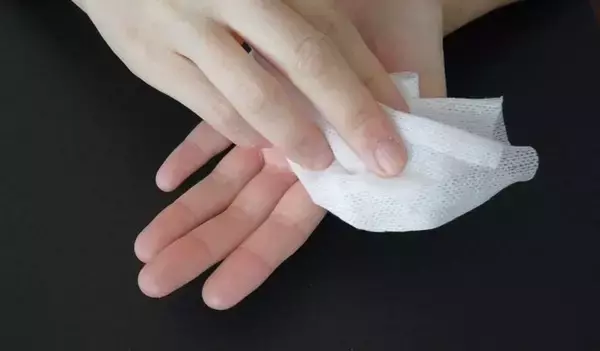 「「電車の中で体調が悪くなったベビーカーの息子。車内で吐いてしまうと、隣の席の女性客が...」（茨城県・40代女性）」の画像