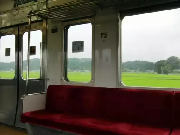 「「電車の中で体調が悪くなったベビーカーの息子。車内で吐いてしまうと、隣の席の女性客が...」（茨城県・40代女性）」の画像
