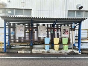 バス停にむき出しで並ぶ〝カラフル便器〟の正体は...　愛知・常滑市に衝撃の光景が爆誕してた