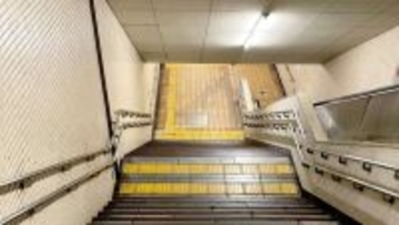 「2歳と0歳の子供を連れ、ベビーカーも抱える私。必死に階段を下りてたら、男子大学生が突然...」（東京都・30代女性）