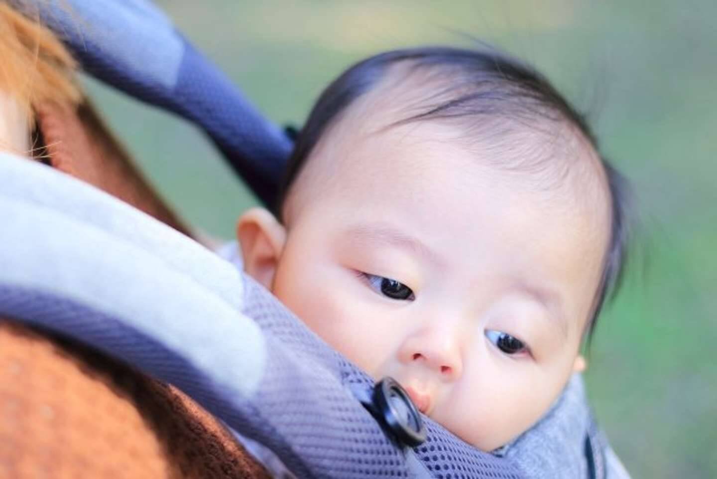 「2歳と0歳の子供を連れ、ベビーカーも抱える私。必死に階段を下りてたら、男子大学生が突然...」（東京都・30代女性）