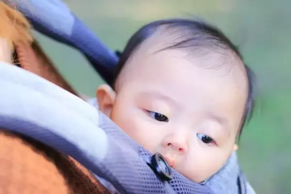 「「2歳と0歳の子供を連れ、ベビーカーも抱える私。必死に階段を下りてたら、男子大学生が突然...」（東京都・30代女性）」の画像