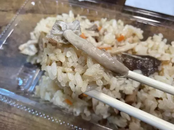 「原材料表示に「松茸」書いてあるものの...　スーパー玉出の「松茸風ご飯」235円に入っていたのは？」の画像