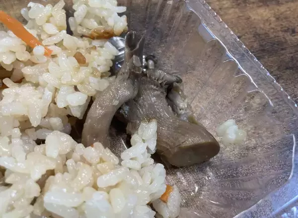 「原材料表示に「松茸」書いてあるものの...　スーパー玉出の「松茸風ご飯」235円に入っていたのは？」の画像