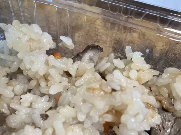 「原材料表示に「松茸」書いてあるものの...　スーパー玉出の「松茸風ご飯」235円に入っていたのは？」の画像