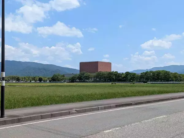 福井市に広がる〝マイクラみたいな風景〟に1.5万人驚がく　「リアル豆腐建築」「土ブロックは草はえる」