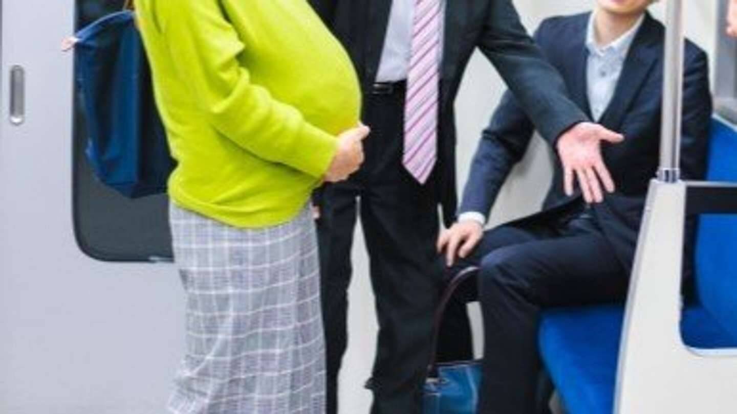 「妊娠8か月の私が狙っていた、たった一つの優先席。それを後ろから割り込んできたオジサンが...」（千葉県・40代女性）