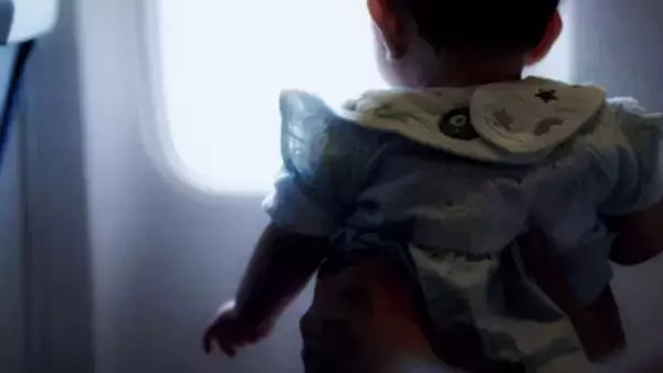 「「『貸しなさい！』飛行機でグズる私の赤ちゃんを取り上げた隣の中年男性。そのまま到着するまでずっと...」（60代女性）」の画像