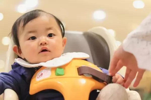 「生後4か月の赤ちゃんを連れてスーパーへ。子供用カートに乗せようとしてたら、見知らぬおばさんが...」（奈良県・30代女性）