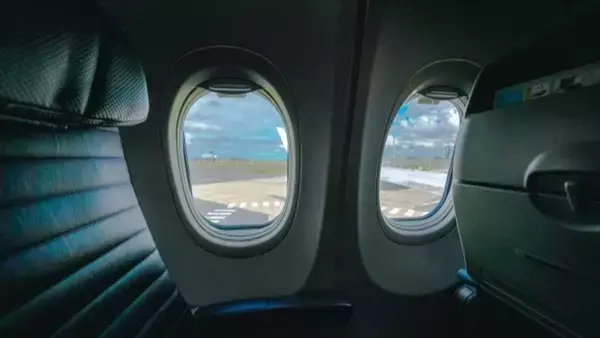 「私は飛行機大好きオバサン。フライトの時に窓から手を振ったら、外にいる整備士さんたちが強めに...」（大阪府・50代女性）