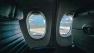 「私は飛行機大好きオバサン。フライトの時に窓から手を振ったら、外にいる整備士さんたちが強めに...」（大阪府・50代女性）