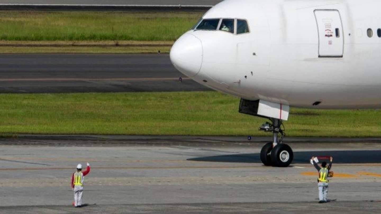 「私は飛行機大好きオバサン。フライトの時に窓から手を振ったら、外にいる整備士さんたちが強めに...」（大阪府・50代女性）