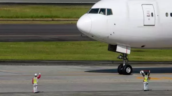 「「私は飛行機大好きオバサン。フライトの時に窓から手を振ったら、外にいる整備士さんたちが強めに...」（大阪府・50代女性）」の画像