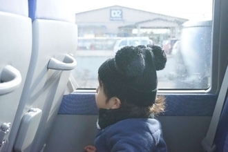 「バスツアーの車内でおやつを食べすぎ嘔吐した息子。後ろの席の初老女性客が投げてよこしたモノは...」（兵庫県・50代女性）