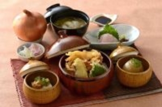 生タマネギが丸ごとついてくる〝御膳〟に4.7万人あ然　「さすが淡路島w」「デザート感覚で置かれてるの面白すぎる」