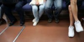 「ディズニーへ行くために乗った都会の混雑電車。1歳次男をあやしつつ、小2長男に話しかけてたら...」（新潟県・40代女性）