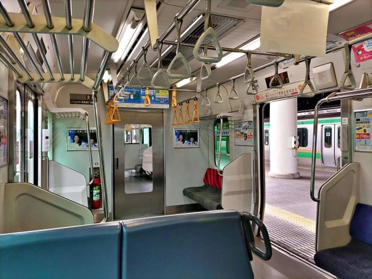 「ディズニーへ行くために乗った都会の混雑電車。1歳次男をあやしつつ、小2長男に話しかけてたら...」（新潟県・40代女性）