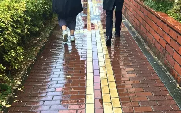 「友達と遊んだ後、一人で歩いて家に帰る女子中学生の私。途中で見知らぬおじさんに傘を差しだされて」（東京都・50代女性）