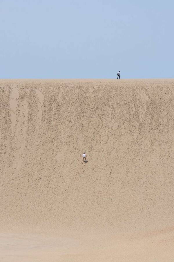 夏の鳥取砂丘で待ち受ける 反り立つ壁 絶大な存在感に圧倒される これはやばい 心が折れます 22年7月16日 エキサイトニュース