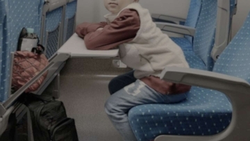 夏休みのひとり旅で「お別れ」したらウルウル　隣に座っていた知らないお姉さんの態度は（東京都・60代女性）