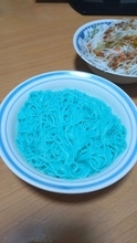 そうめん好きも真っ青？鮮やかすぎる〝蒼めん〟に14万人騒然　「やめろおおおおおお」「食欲消える」