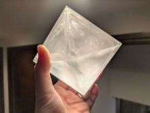 「すごぉ」「でっか！！！！」　2年間かけて育て上げられた〝ミョウバンの結晶〟に6.1万人驚がく