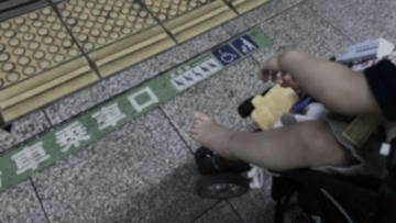 「ベビーカーに1歳息子を乗せて外出した私。駅の階段が空いてから下りようと待ってたら、男子高校生が」（神奈川県・50代女性）