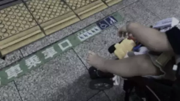 「「ベビーカーに1歳息子を乗せて外出した私。駅の階段が空いてから下りようと待ってたら、男子高校生が」（神奈川県・50代女性）」の画像