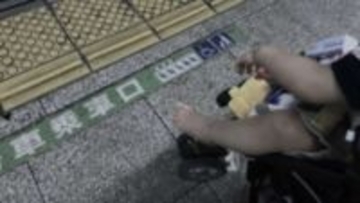 「ベビーカーに1歳息子を乗せて外出した私。駅の階段が空いてから下りようと待ってたら、男子高校生が」（神奈川県・50代女性）