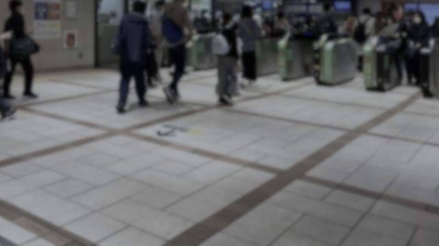 「ベビーカーに1歳息子を乗せて外出した私。駅の階段が空いてから下りようと待ってたら、男子高校生が」（神奈川県・50代女性）