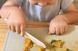 「「めちゃくちゃ遠すぎ」「可愛すぎます」　2歳児がカボチャを切ったら...〝左手〟の場所に5.3万人もん絶」の画像1