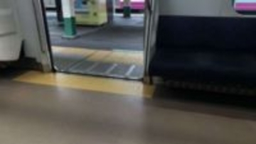 「すいてる電車で隣に座ってきた男性客。私の足を押さえつけ、携帯電話をポケットに何度も出し入れすることで...」（東京都・30代女性）