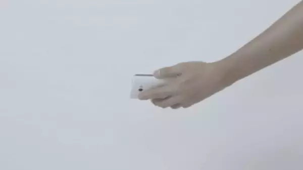 「「すいてる電車で隣に座ってきた男性客。私の足を押さえつけ、携帯電話をポケットに何度も出し入れすることで...」（東京都・30代女性）」の画像