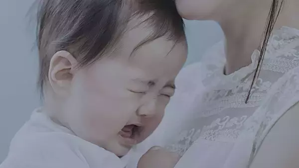 「混雑電車でぐずる4か月娘と、倒れたベビーカー。周りの乗客に無視された私に、寝ていた男性客が...」（大阪府・40代女性）